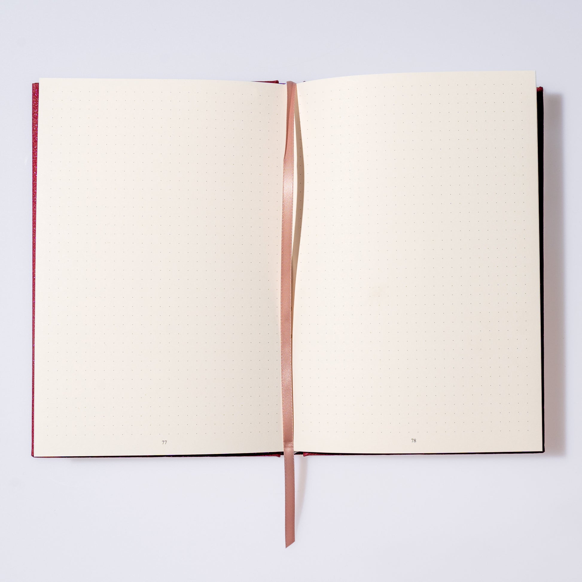 Bullet Journal A5 Cherry geöffnete Innenseiten mit integriertem Leseband und Glitzer Stoffeinband