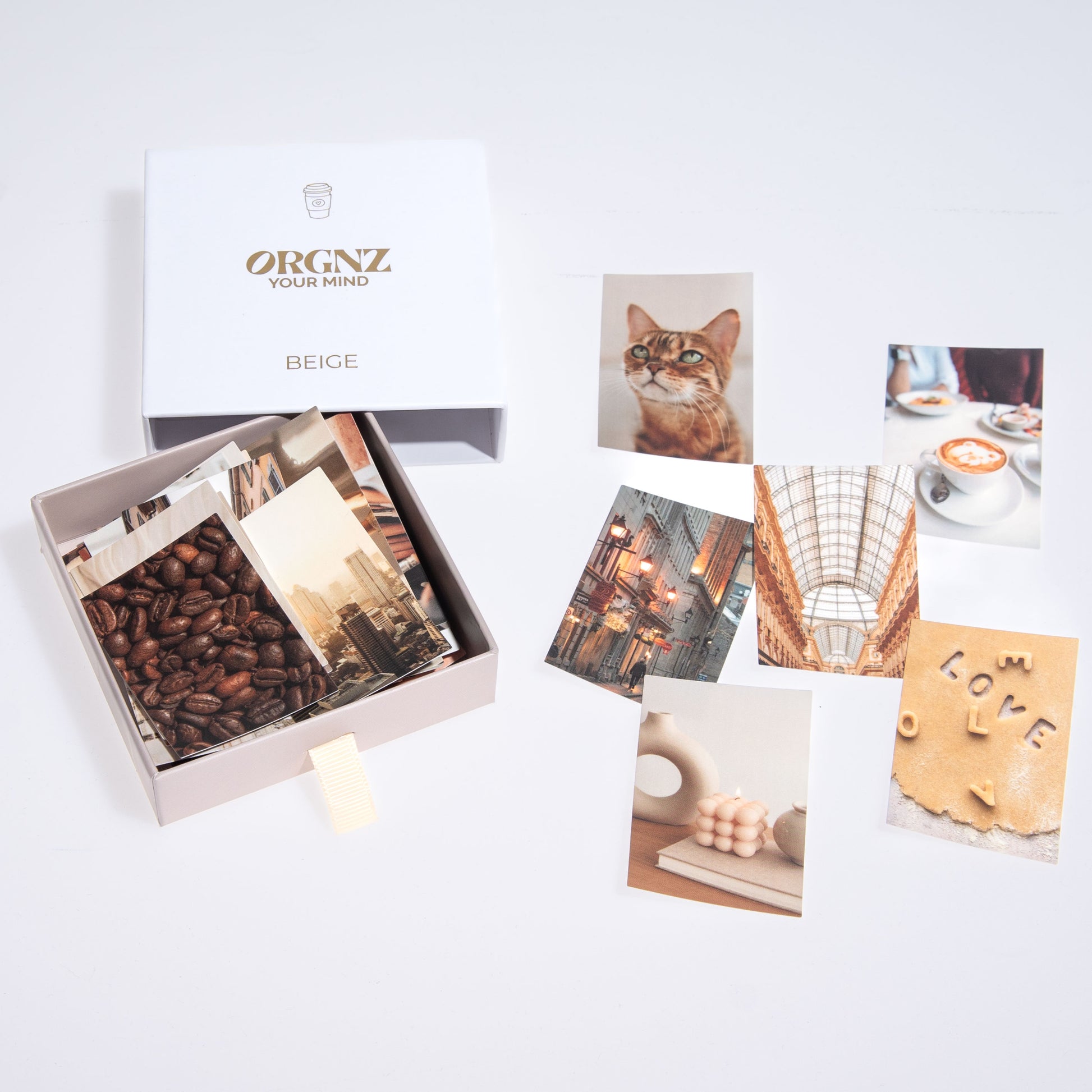 Stickerbox Beige geöffnet mit Stickern neben der Box zur Ansicht