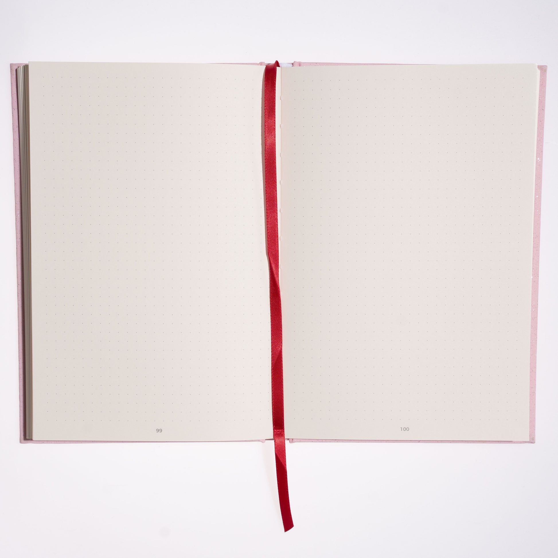 Bullet Journal A5 marshmallow geöffnete Innenseite mit Leseband und punktkarierten Seiten
