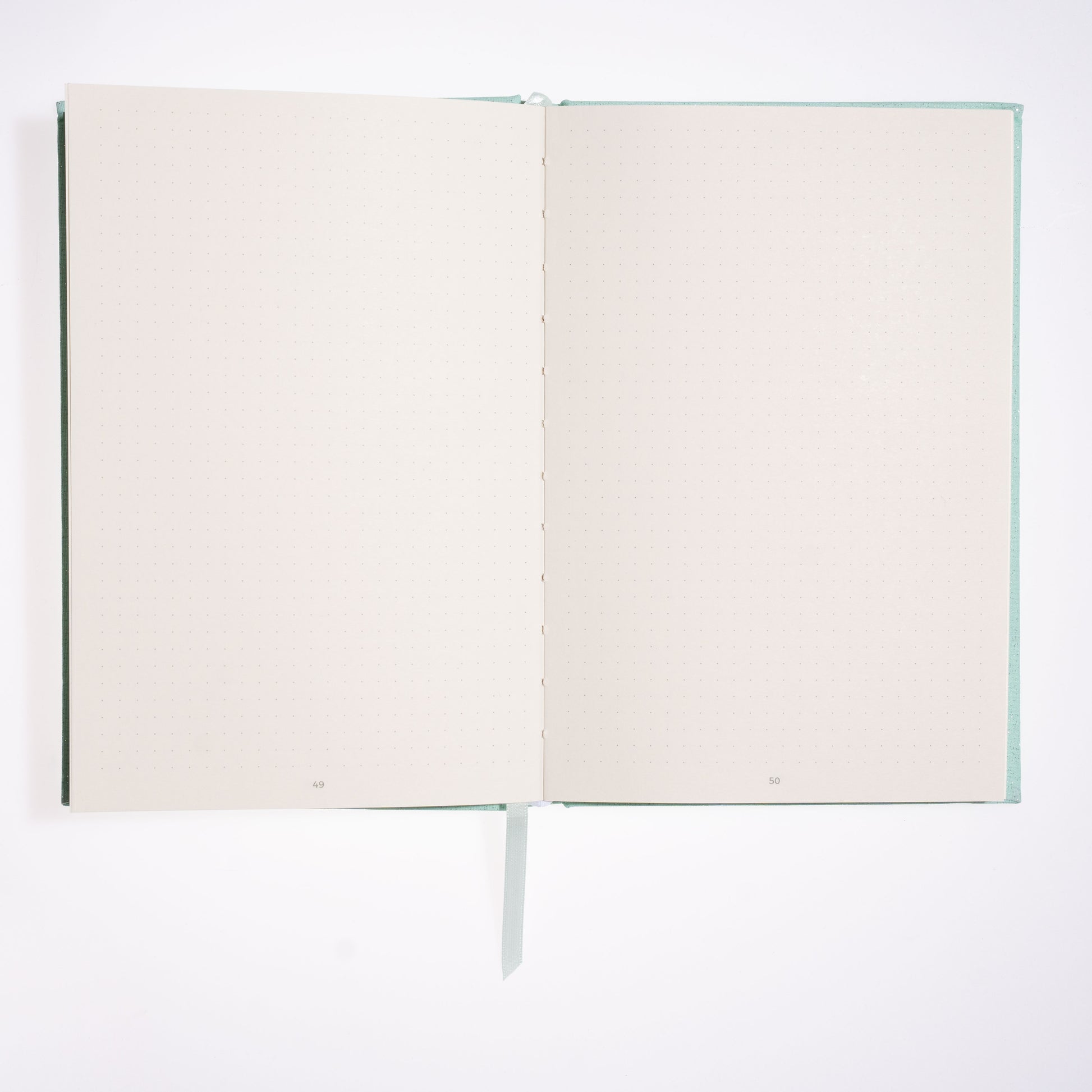 Bullet Journal A5 peppermint geöffnete Innenseite mit Leseband und punktkarierten Seiten
