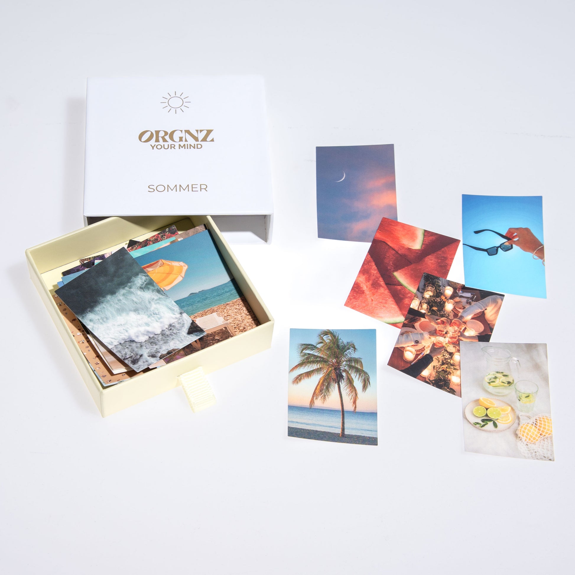 Stickerbox Sommer geöffnet mit Stickern neben der Box zur Ansicht