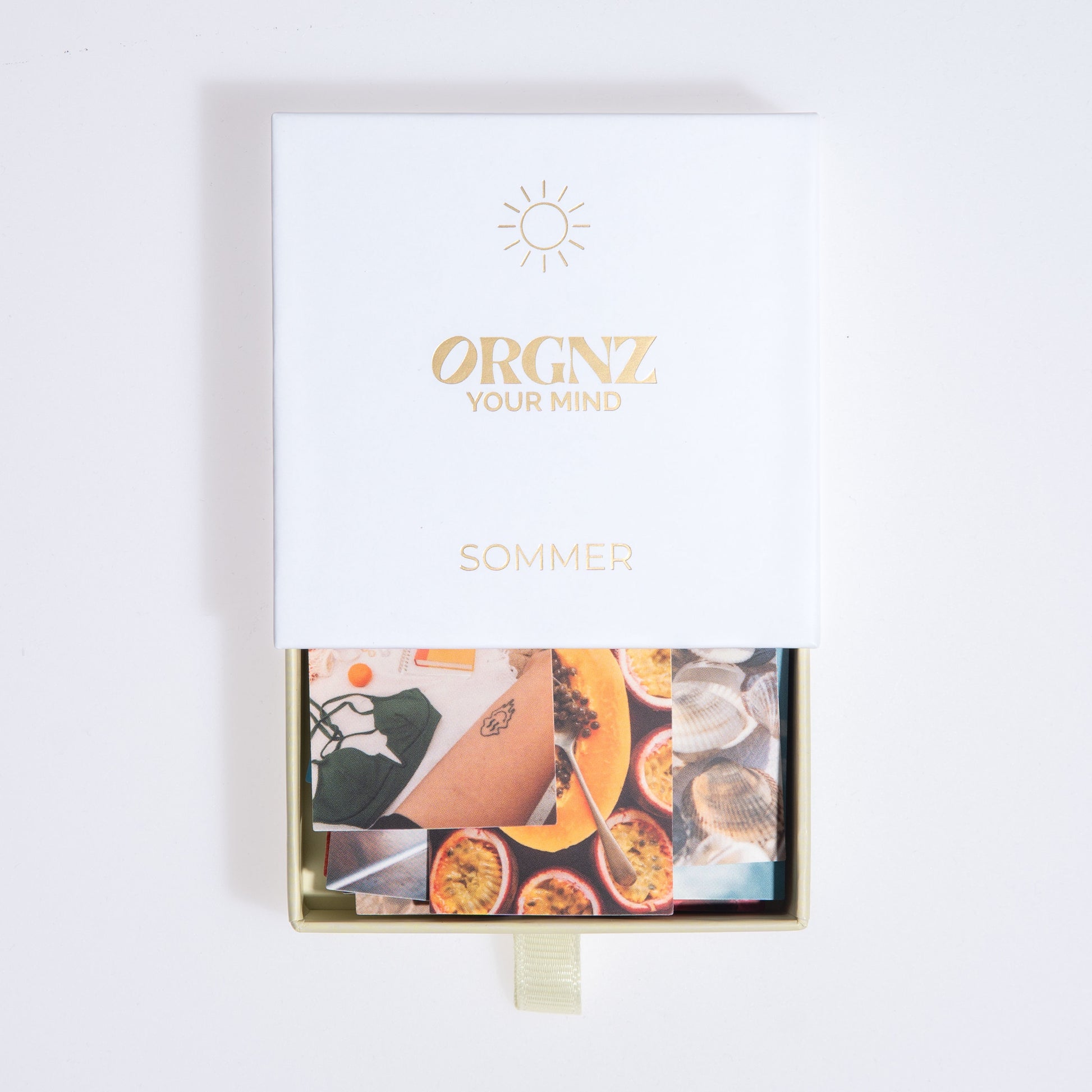 Stickerbox Sommer halb geöffnet von oben mit Stickern im Inneren