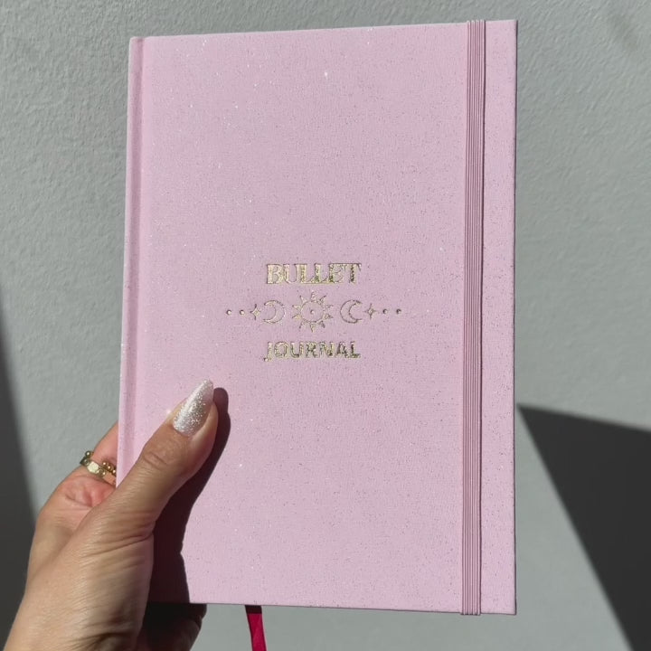 Video Bullet Journal A5 zeigt glitzernden Stoffeinband, Gummiband, Innentasche und nummerierte Seiten